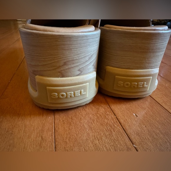 Sorel Tan Clogs with Gold Accents - Picture 5 of 9